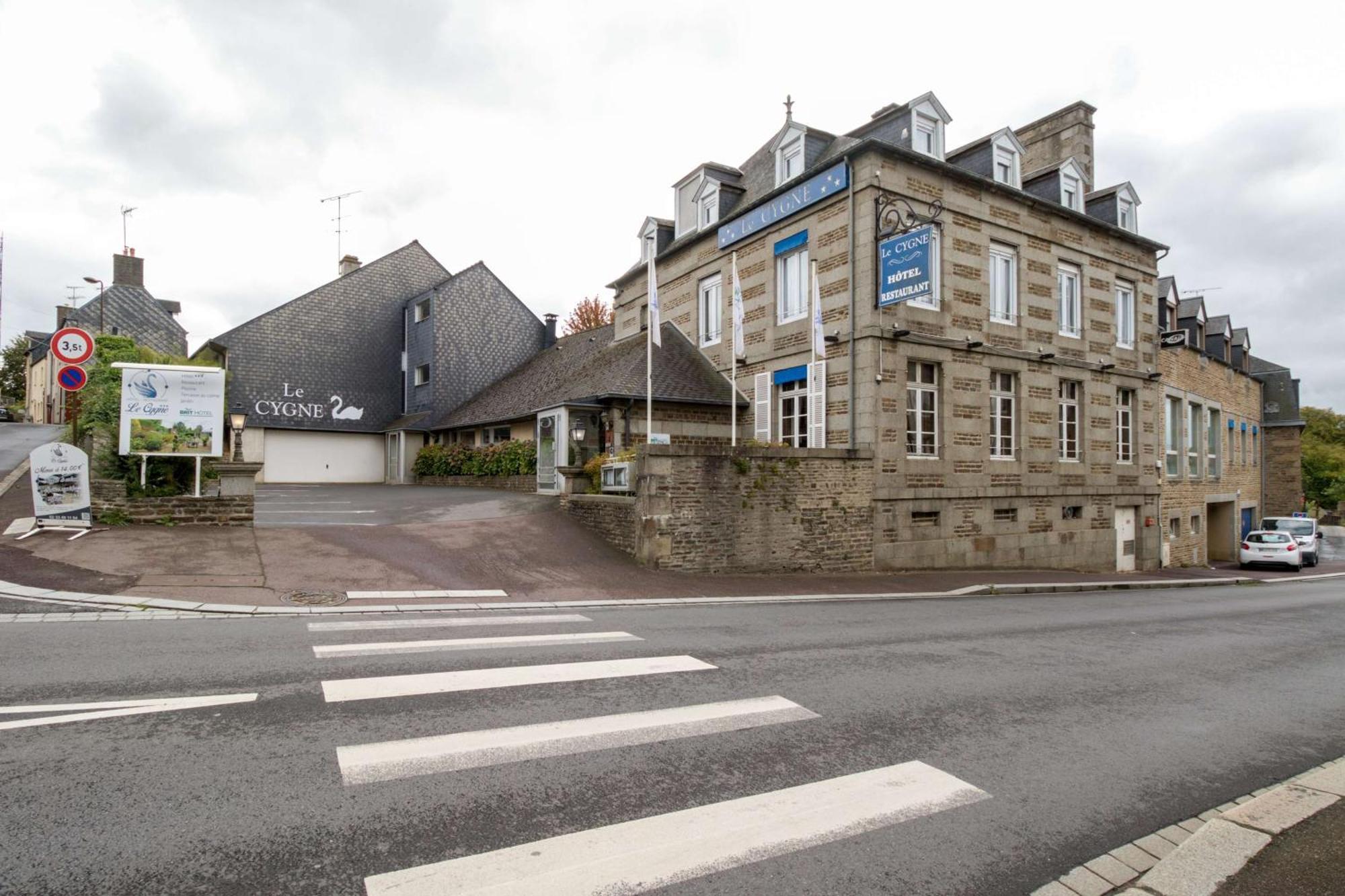 Brit Hotel le Cygne Saint-Hilaire-du-Harcouët Buitenkant foto
